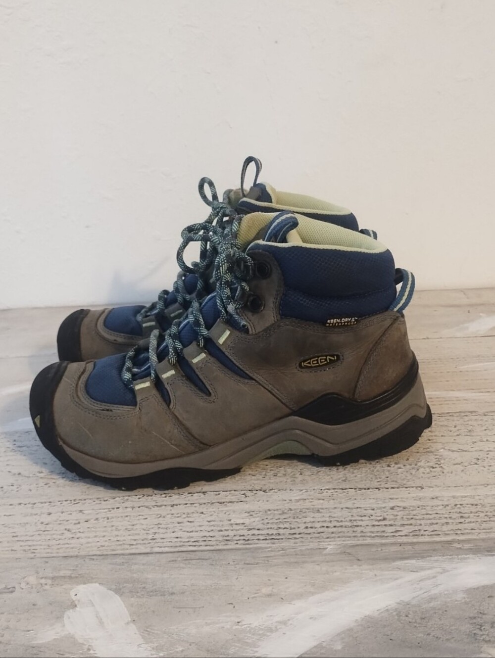 KEEN Women's Waterproof Hiking Boots( women's U.S.A size 7)(UK women's size 4.5)